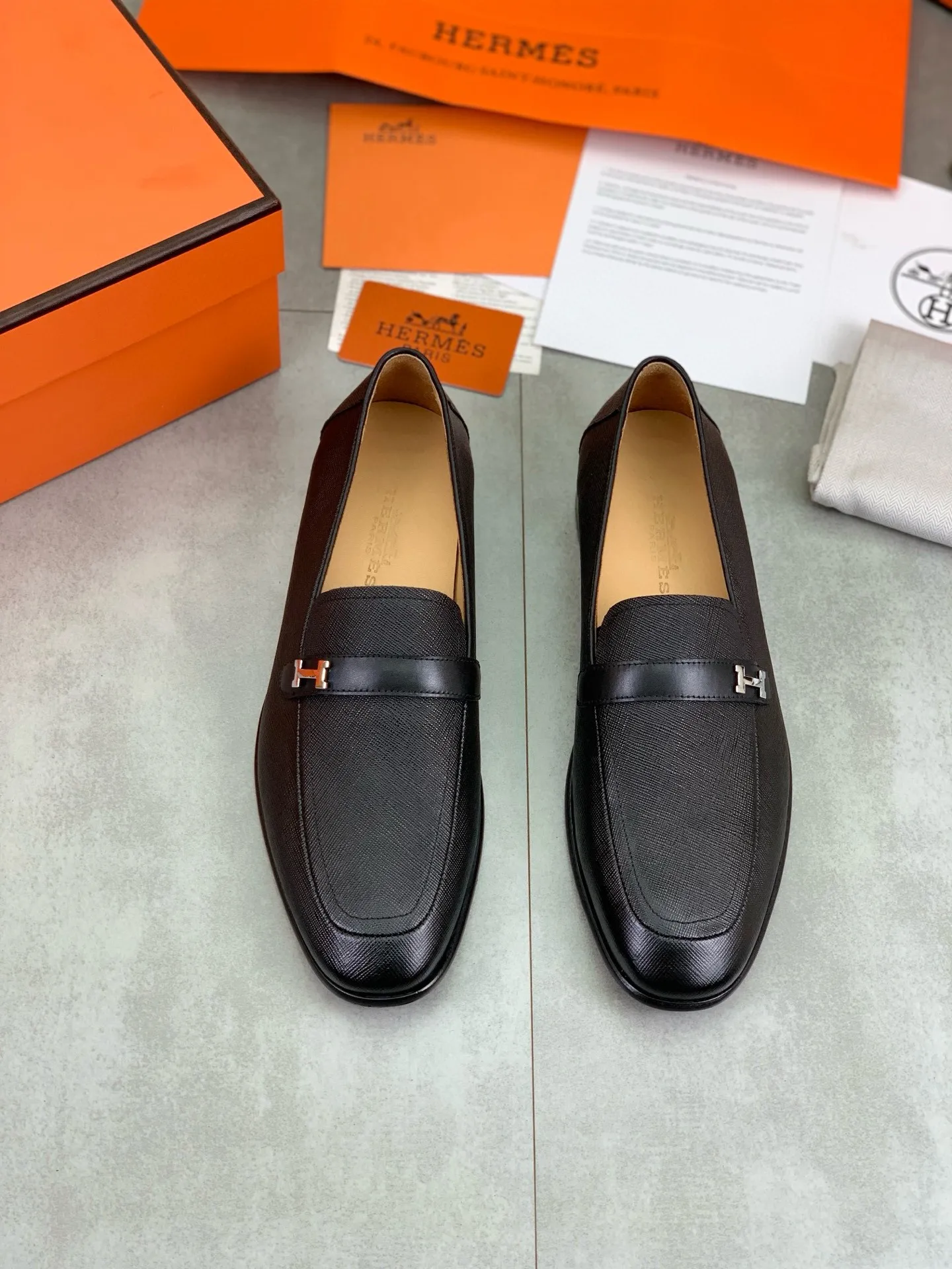 Factory price P960 💰Top version 💎💎💎 Original leather outsole Brand: Hermès (Hermès) Standard code: Men's size 39-44 (38, 45 can be customized) Grade: Same as the official website Original quality materials: Original soft calfskin Water-dyed cowhide lining Original Italian leather outsole Style categories: Men's fashion Formal casual leather shoes Slip-on men's shoes series Young fashion European and American trends, British style, colors: multiple options, counter packaging